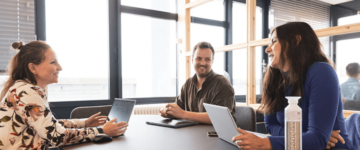 Collega's in gesprek aan tafel