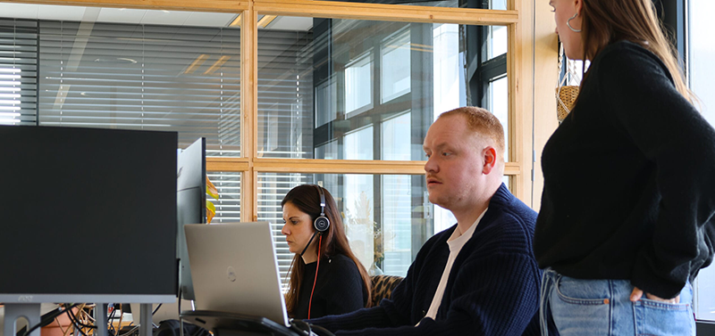 Twee collega's kijkend naar een computerscherm